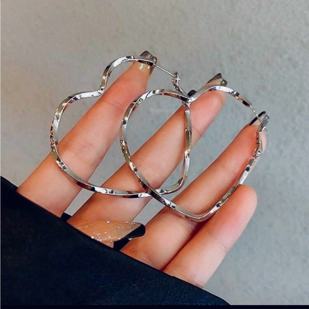 Silver Textured Heart Hoop Earrings NEW 🏷️